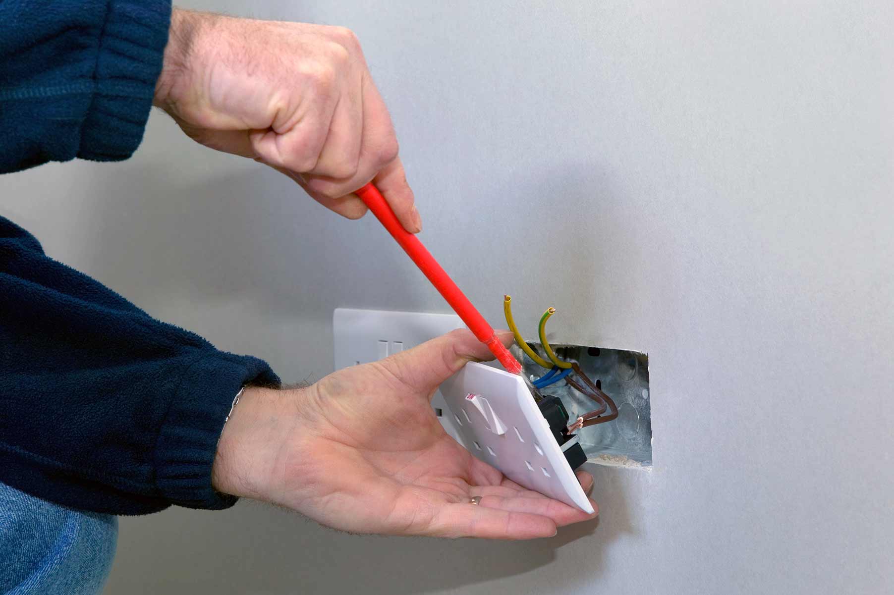 Our electricians can install plug sockets for domestic and commercial proeprties in Coventry and the local area. 